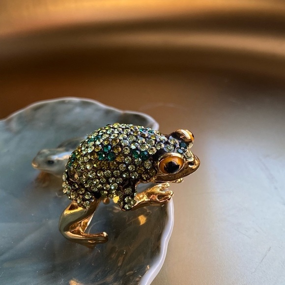 Encrusted with green crystals gold tone frog ring - Picture 8 of 10